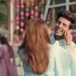 Kartik Aaryan Instagram - Bhabhi Gaal nahi 🙈#TaiyaarHoKarAaiye Shaadi ke season mein @manyavarmohey #Manyavar 🔥💫❤️🎉😁🎊