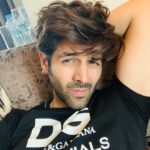 Kartik Aaryan Instagram - Kuchh exciting aa raha hai kal Any guesses ? 🤔🤫 Dekhna mat bhulaiya 💀✌🏻