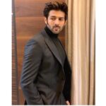 Kartik Aaryan Instagram – It’s time to honour the most beautiful and talented women of Hindi cinema! 
Ready for the #LuxGoldenRoseAwards 🌹