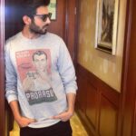 Kartik Aaryan Instagram - #Repost @the.vainglorious ・・・ 🎵Ready set go, A new killer star🎵 . . Sweatshirt - @AnItalianTheory Jeans - @Scotch_Official Assisted by @shradhapamnani @priyanka2.0 #KartikAaryan #AnItalianTheory #ScotchAndSoda #ScotchSoda #DavidBowie #NewKillerStar