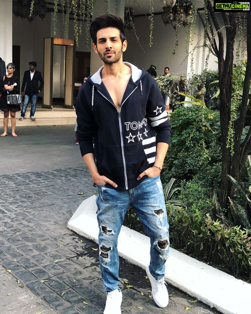 Kartik Aaryan Instagram - Ready For #HtMostStylish Awards Wearing My ...