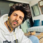 Kartik Aaryan Instagram - Favourite gaana batao 🎧 . . Mere #Rockerz330 aa gaye 🔥
