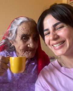 Kirti Kulhari Instagram - Change the way you look at LIFE and you will find a thousand reasons to SMILE and be GRATEFUL 🌈
#grandparents 🥂
