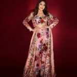 Madhuri Dixit Instagram - Sab Maja Ma! #MajaMaOnPrime #floral #friday #fridayvibes #photoshoot #photooftheday