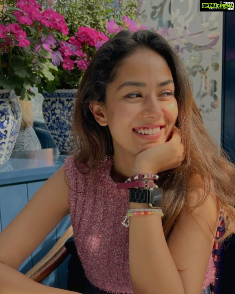 Actress Mira Rajput HD Photos and Wallpapers July 2022 - Gethu Cinema