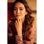 Mira Rajput Instagram - When our kids were born, I knew that my life would never be the same again. I was looking forward to celebrating their wonderful milestones. But as kids grow up so quickly, you sometimes tend to forget those tiny moments. I wanted an everlasting reminder of these special memories that have made me who I am today, and so I bought a beautiful diamond bracelet. Now whenever I wear it, I am taken back to those moments with a smile. . . . . #RealisRare #NewMomGift @realisadiamond_in