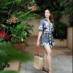 Mira Rajput Instagram - Sliding into the weekend with my easy breezy Serena sandals by @crocsindia ✌🏻 📸 @fenilshahphotographyofficial 👗 @delnanallaseth @hm💄 @nikki_rajani 💇🏻‍♀️ @hairstylist_noori