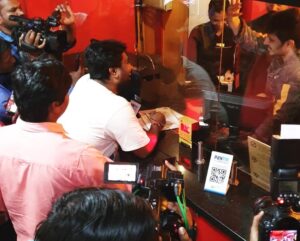 Nikhil Siddhartha Instagram - Tuesday Working day nd still Packed Crowds in The Theatres we visited 🤗 Thanked everyone personally 🙏🏽 It’s only positive and more positivity for #ArjunSuravaram