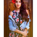 Nora Fatehi Instagram - Noriana extra AF with that flower 🌺 Styled by @marcepedrozo for the Annual Caftan 2019 press conference in Marrakesh 🇲🇦 Photo @mohamedsaadstudio Jacket @marcjacobs Dress @guess