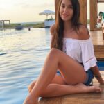 Nora Fatehi Instagram - Im like a mermaid out of the water🌊🧜🏾‍♀️ @meiraomar i need to go back to my habitat.. also.. i miss u.. 🥰😅 #trapped #imsocute