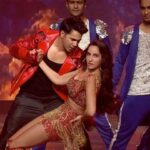 Nora Fatehi Instagram - Garmi Garmi on stage with @varundvn 🔥🔥 #starscreenawards2019 @starplus