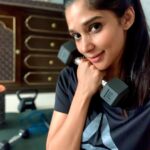 Nyla Usha Instagram - Home 🏡....how my day looks right now ...🤸🏻‍♀️ Soon after the gyms were closed I picked up these dumbbells , rolled out a yoga mat, started pushing myself a little bit, a little more everyday. . . Through #hitathomechallenge we are motivating each other. . @hit967fm . How's your quarantine days going??? #hitathomechallenge #statindoors #whateverwecandotohelpeachother #staypositive #jointhechallenge