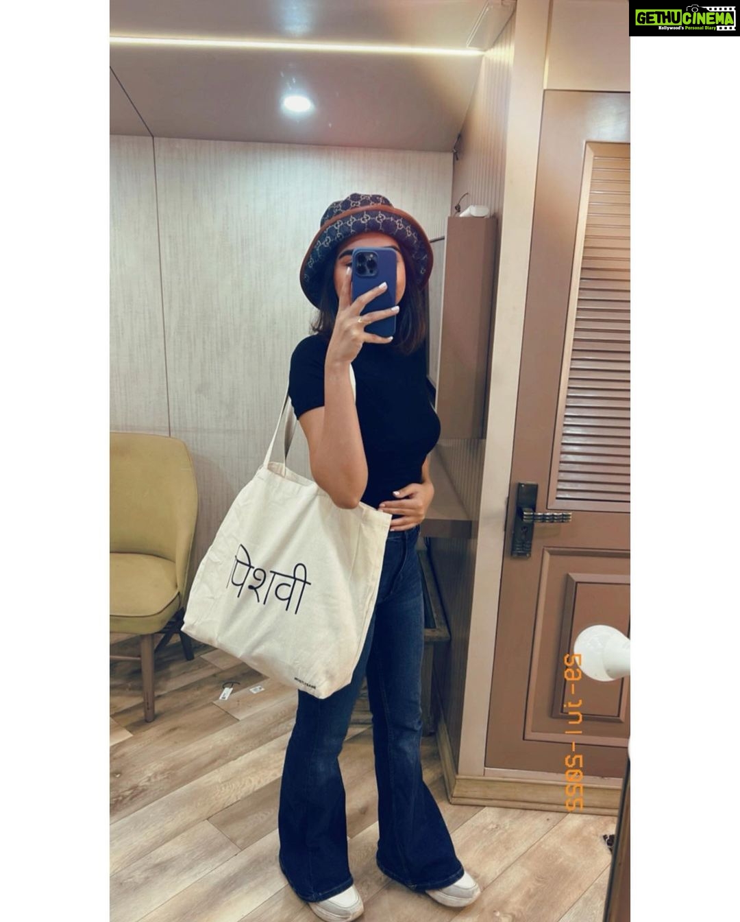 Viral: Internet is calling this Balenciaga shopper bag worth 1 lakh a desi  thaila, here's why - Entertainment News