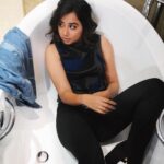 Prajakta Koli Instagram - Kya bath hai. 🛁 … Makeup by @sahithya.shetty Hair by @shrushti_birje Styled by @sakshi312 📷- @flyingparatha … 👕- @levis_in
