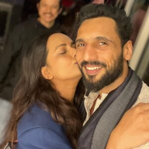 Punit Pathak Instagram - Happy Diwali to everyone with all the happiness and prosperity !!! 
.
@nidhimoonysingh 
.
#happy #diwali #husband #wife #celebration