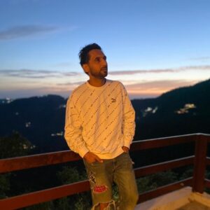 Punit Pathak Instagram - When you’ve such a beautiful backdrop, then posing becomes mandatory ! 
.
.
Pic @nidhimoonysingh 
.
.
#sunset #scenic #beautiful #pose #travel