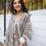 Sanjana Sanghi Instagram - Just a girl & her ethnic obsession. 🖤🤍 Juhu, Mumbai