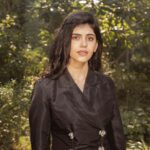 Sanjana Sanghi Instagram - Suited up in black & black. 🖤🤍 . . . . | Keynote & Panel, at the Youth Speak Forum 2020, in pursuance of the Sustainable Development Goals set out by the United Nations (@unitednations), as part of Aisec’s (@aiesec_india ) Youth for Global Goals campaign. | . . . | The best, 👗 : @bornaliicaldeira 💄 & 👧: @ivara_makeoversbyshivangi 📸: @pictureaffaire |