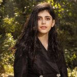 Sanjana Sanghi Instagram - Suited up in black & black. 🖤🤍 . . . . | Keynote & Panel, at the Youth Speak Forum 2020, in pursuance of the Sustainable Development Goals set out by the United Nations (@unitednations), as part of Aisec’s (@aiesec_india ) Youth for Global Goals campaign. | . . . | The best, 👗 : @bornaliicaldeira 💄 & 👧: @ivara_makeoversbyshivangi 📸: @pictureaffaire |