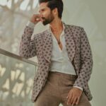 Shahid Kapoor Instagram - Brownie points for guessing my thoughts Shot by: @mayank_mudnaney Outfit: @ashishnsoniofficial Style by: @theanisha Assisted by: @keyurisangoi Dress team: @thebombaydressman Makeup: @james_gladwin_ @mahendra.kanojia Hair by: @aalimhakim Hair assistant: @shahrukhshaikh9519 Managed by: @chanchal_dsouza Digital agency: @59thparallel Security: @parvez_pzee