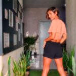 Shakti Mohan Instagram - LALALALA 💃💃💃 Cant help myself but dance to this song @djjohngibbons #sweat as I walk by my Studio Drop a ♥️ emoji if you liked it