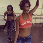 Shakti Mohan Instagram - Lovvvvvv Dancingggg Soooo Muchhhh 🤩 Choreographed my current favorite song - Ruleta (Inna) Thank u @rajat_rocky_batta and dancers 😊 @anishakula @ludakrishna1 Mahika