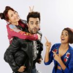 Shakti Mohan Instagram - Swipe right at your own risk ⚠️ @ManishPaul03 @ElliAvrRam 🤪 New episode of #BreakALeg2 tomorrow 6pm YouTube/Nritya Shakti Stay home and Stay safe 🌷 📷 @souravsharmaofficial @nrityashakti @itwplayworx @sidghosh2403 @bahlbunty @vikrantthakur @sandeepkukreja4 #forcaafilms @aditya__dixit @neha.mirajkar @yeh_lehenga_nahi_mehenga @silverstreakstore @threadstoriesofficial @saachivj @sanzimehta777