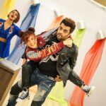 Shakti Mohan Instagram - Swipe right at your own risk ⚠️ @ManishPaul03 @ElliAvrRam 🤪 New episode of #BreakALeg2 tomorrow 6pm YouTube/Nritya Shakti Stay home and Stay safe 🌷 📷 @souravsharmaofficial @nrityashakti @itwplayworx @sidghosh2403 @bahlbunty @vikrantthakur @sandeepkukreja4 #forcaafilms @aditya__dixit @neha.mirajkar @yeh_lehenga_nahi_mehenga @silverstreakstore @threadstoriesofficial @saachivj @sanzimehta777