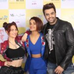 Shakti Mohan Instagram - Swipe right at your own risk ⚠️ @ManishPaul03 @ElliAvrRam 🤪 New episode of #BreakALeg2 tomorrow 6pm YouTube/Nritya Shakti Stay home and Stay safe 🌷 📷 @souravsharmaofficial @nrityashakti @itwplayworx @sidghosh2403 @bahlbunty @vikrantthakur @sandeepkukreja4 #forcaafilms @aditya__dixit @neha.mirajkar @yeh_lehenga_nahi_mehenga @silverstreakstore @threadstoriesofficial @saachivj @sanzimehta777