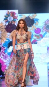 Shamita Shetty Instagram - Absolutely loved walking the ramp for @rinadhaka .. you are the sweetest ! 🦋 Thankyou @lakmefashionwk 
Makeup : @shaylinayak 
Hair : @sheetal_f_khan 

.

.

.

.

.

#showstopper #rampwalk ##catwalk #lakmefashionweek #glam #tribal #collection #glamvibes