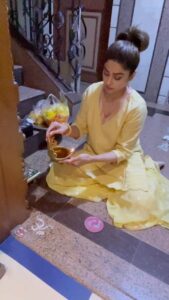 Shamita Shetty Instagram - Happy Diwali everyone 🪔❤️ 

.

.

.

.

.#diwali #laxmipuja 👣 #festivaloflights #festivevibes #love #gratitude ❤️