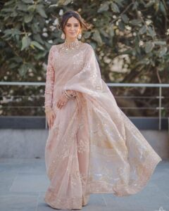 Shibani Dandekar Instagram - I love you @faroutakhtar 

Stunning sari by @anamikakhanna.in 
Styled with love @shaleenanathani 
assisted by my lovely @kajalpatil_04 
gorgeous jewels by @birdhichand 

pictures I will treasure by @sam_and_ekta ⭐️