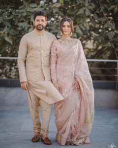 Shibani Dandekar Instagram - I do ⭐️ @faroutakhtar 

My beautiful wedding sari which I will treasure always by @anamikakhanna.in 

styled with so much love by @shaleenanathani 
assisted by my lovely @kajalpatil_04 
gorgeous jewels by @birdhichand 

the best photos by my favs @sam_and_ekta