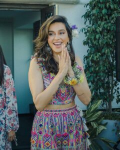 Shibani Dandekar Instagram - ‘Let’s get you married’ they said @payalsinghal @nehalikotian 

This stunning outfit by @payalsinghal 
styled by @khyatibusa 

makeup @inherchair 
hair @reenaduttahairstylist 
assisted by @azima_toppo 

decor @thedramaqueen2012 
photos by @sam_and_ekta