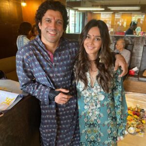 Shibani Dandekar Instagram - Tumha saglyanna diwalichya hardik shubheccha ani navin varsha sukhacha javo 💥💫✨ @faroutakhtar ❤️
diwali pooja in @payalsinghal jewerly by @curiocottagejewelry photo by @devangmajethia
styled by @khyatibusa