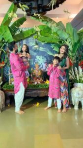 Shilpa Shetty Instagram - And He’s back... Ganpati Bappa Morya 🌺😇😇🙏🙏🧿🧿🌺 My favourite time of the year ♥️🙏 गणपति बाप्पा मोरया🙏🌺🪔 Thank you so much, my dear @punitbalanaofficial, for such beautiful, coordinated outfits 👨‍👩‍👧‍👦♥️ #HappyGaneshChaturthi #GanpatiBappaMorya #vighnaharta #grateful #blessed