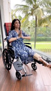 Shilpa Shetty Instagram - After 10 days of resting in, I realised… no reason is good enough to not stretch. So, even though the injury needs me to take it easy for a few weeks, inactivity can make you rusty🤦🏽‍♀️So… I decided to practice the routine of Parvatasana, followed by Utthita Parsvakonasana, and concluded with Bharadwajasana. Anyone who is unable to sit on the floor, or is suffering from knee or back pain can do these stretches on the chair. These asanas are beneficial to strengthen & improve the flexibility of the spine & the back muscle, and are also helpful for the digestive system. However, the third pose ‘Bharadwajasana (twisting pose)’ should be avoided during pregnancy. Don’t let anything get in the way of your routine. You can overcome the biggest hurdles simply by believing YOU CAN and having the WILL to change things💪♥️ @simplesoulfulapp . . . . . #MondayMotivation #SwasthRahoMastRaho #SwacchBharat #yogisofinstagram #yogasehihoga #yoga #SSApp #SimpleSoulful #FitIndiaMovement #FitIndia