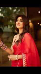 Shilpa Shetty Instagram - “Dekho, chand aaya!”… aisa kehne ke liye I’m all set!😉🌙 Karwa Chauth 𝙧𝙚𝙙dy♥️♥️ Necklace: @anmoljewellers Outfit: @gopivaiddesigns #LookOfTheDay #ootd #KarwaChauth2022 #traditional #rituals #IndianFestivals #grateful