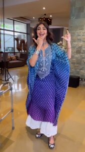 Shilpa Shetty Instagram - It’s the season to be Gujarati! 🪔♥️👏

Dancing (even if it’s on one leg😅) on my current favourite song by the Queen of Dandiya @falgunipathak12 😍🤩

#Navratri #garba #Day3 #Vasaldi #festivalsofindia #reelsviral #ColorOfTheDay #blue