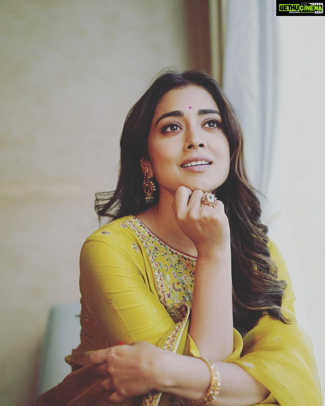 Actress Shriya Saran HD Photos and Wallpapers September 2022 - Gethu Cinema