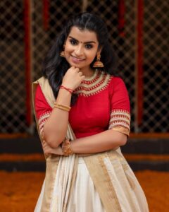 Sivaangi Krishnakumar Instagram - Onam Ashamsagal❤️ Outfit by: @rehanabasheerofficial Creative direction: @jayalakshmisundaresan Jewellery: @princejewelleryindia Photographer: @kiransaphotography Mua: @suni_makeup_hair