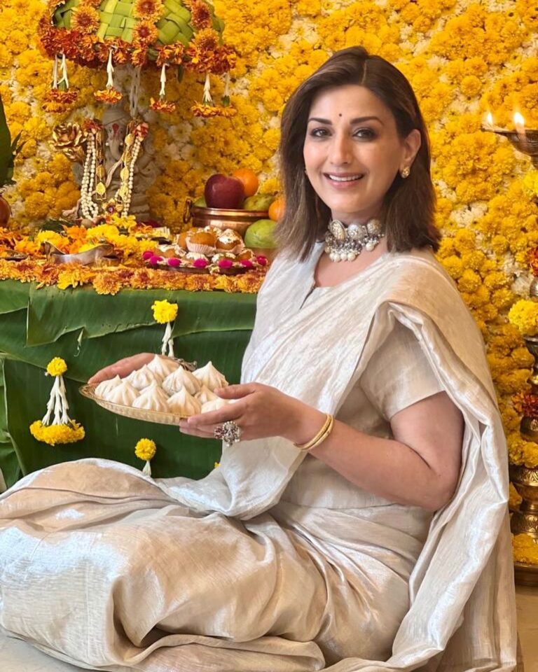 Sonali Bendre Instagram - Bappa. Modak. And my Icy ♥️ गणपति बाप्पा मोरया 🙏🏼