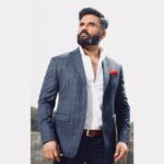 Suniel Shetty Instagram - Don’t let age change you...change the way you age! #mondaymotivation #gmshoot @gmmodular @munnasphotography @navin.p.shetty @specsnshades @dhaneshjchheda #justmen