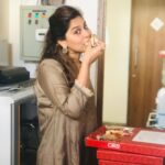 Upasana Kamineni Instagram - Sneaking & eating pizza in the office pantry ! Ya, cos I feel I’ll be judged if I eat unhealthy openly Then I decided to go all out & share. Had a fab fulfilling lunch ! 🤗 My relationship with food needs to change. But for now -it’s kbr @ 5 🏃🏽‍♀️ Thanks priyaakka for sending me @ciros_pizzeria 🤨😜