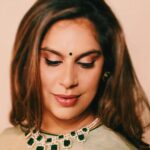 Upasana Kamineni Instagram - Life can get ‘rocky’, if u want to be a gem ! 😉 Check out the link in bio : to understand how a rocky road becomes smooth by wearing the right kind of jewels & cleansing them ! @urlife.co.in x @magic.energy Wearing @raw_mango Styled by @jukalker Jewellery by @vithaldaszaveri_jewellers 📸 @akshay.rao.visuals Makeup & hair @zebahassan @deparsalon India