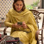 Upasana Kamineni Instagram - Doctor Roshan Jain asked me - What’s UR daily screen time ? - 6 hrs. 😭 Is UR relationship with UR phone based on 4 C’s - compulsion, craving, control & continuation? - Hmmm maybe, 🤔 but I don’t want to admit it Upasana, U may suffer with NOMOPHOBIA ? - What ! Check out the link in bio. It’s a REAL PROBLEM ! An average smartphone user will tap, swipe, click their smartphone 2,617 times a day while the top 10% do this about 5,427 times a day. Which category do u fall under ? @roshanjaindr x @urlife.co.in Pic credits - @kalyaan_dhev 👍🏼 ur the best. 📸 @jukalker URLife
