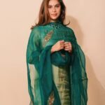 Upasana Kamineni Instagram - Life can get ‘rocky’, if u want to be a gem ! 😉 Check out the link in bio : to understand how a rocky road becomes smooth by wearing the right kind of jewels & cleansing them ! @urlife.co.in x @magic.energy Wearing @raw_mango Styled by @jukalker Jewellery by @vithaldaszaveri_jewellers 📸 @akshay.rao.visuals Makeup & hair @zebahassan @deparsalon India