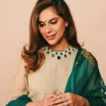Upasana Kamineni Instagram - Life can get ‘rocky’, if u want to be a gem ! 😉 Check out the link in bio : to understand how a rocky road becomes smooth by wearing the right kind of jewels & cleansing them ! @urlife.co.in x @magic.energy Wearing @raw_mango Styled by @jukalker Jewellery by @vithaldaszaveri_jewellers 📸 @akshay.rao.visuals Makeup & hair @zebahassan @deparsalon India