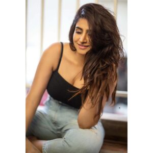 Varshini Sounderajan Instagram - Wishing you all a very happy and a prosperous NEW YEAR 2022 

📸 @chinthuu_klicks