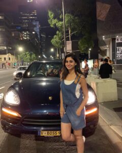 Varshini Sounderajan Instagram - Awww kothi photo bombing PC @vishnupriyabhimeneni Graffiti Alley Melbourne